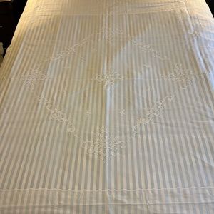 Fino Lino Queen Duvet Cover and Bedskirt